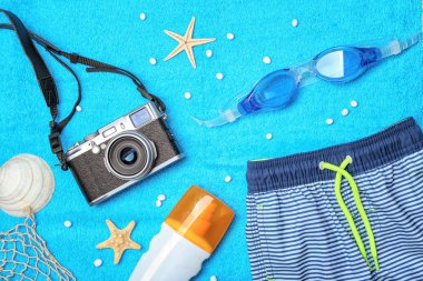 Yaz aksesuarları ile kompozisyon 