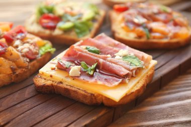 Lezzetli sandviçler masada.