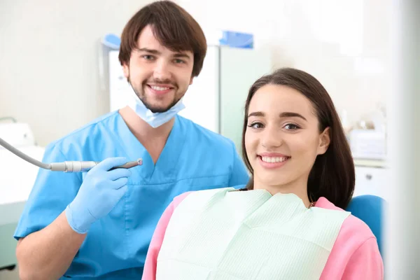 Schöne junge Frau in der Zahnarztpraxis — Stockfoto
