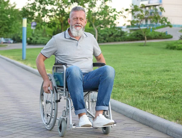 Idős férfi a kerekesszék szabadban — Stock Fotó