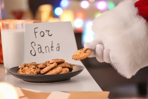 Autentyczny Święty Mikołaj biorąc cookiets — Zdjęcie stockowe