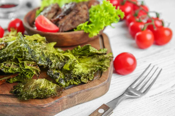 Lettuce chips and tomatoes — Stock Photo, Image