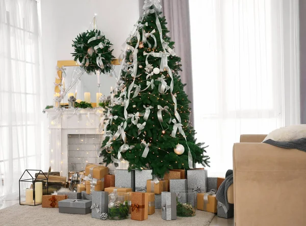 Красивая елка в украшенном помещении на Рождество — стоковое фото