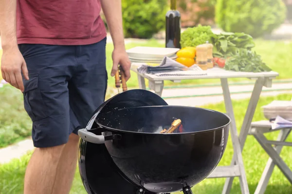 Barbekü Izgara yakınında duran genç adam 