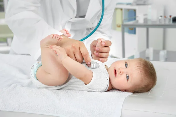 Médico examinando bebê bonito com estetoscópio no hospital — Fotografia de Stock