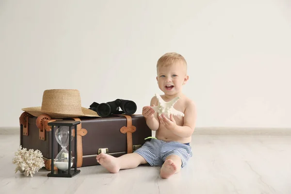 Baby med resor resväska hemma. Holiday koncept — Stockfoto