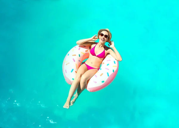 Frau mit aufblasbarem Donut — Stockfoto