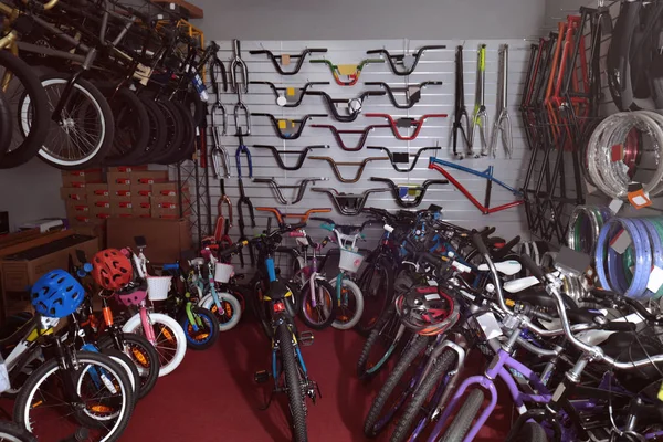 Diferentes tipos de bicicletas en la tienda —  Fotos de Stock