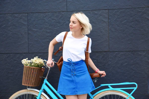 şık bisiklet ile genç kadın