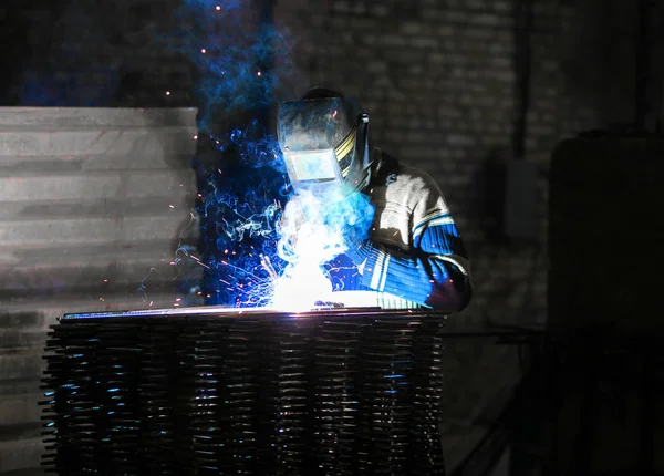 Especialista realizando soldadura en taller — Foto de Stock