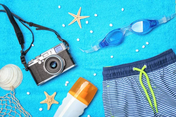 Yaz aksesuarları ile kompozisyon 