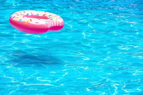 在游泳池里的多彩甜甜圈 — 图库照片