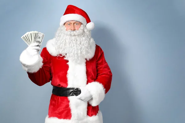 Santa claus gospodarstwa pieniądze — Zdjęcie stockowe