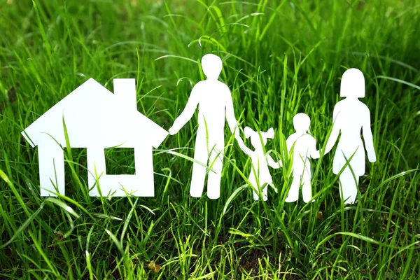 Aile ve çim zemin üzerine kağıt silüeti
