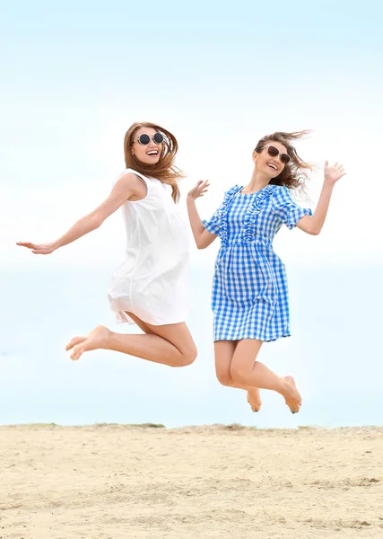 Mooie jonge vrouwen resort op zee — Stockfoto