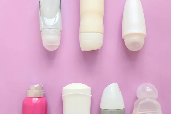 Vrouwelijke deodorant op kleur — Stockfoto