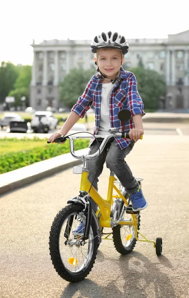 Glücklicher kleiner Junge beim Fahrradfahren im Freien — Stockfoto