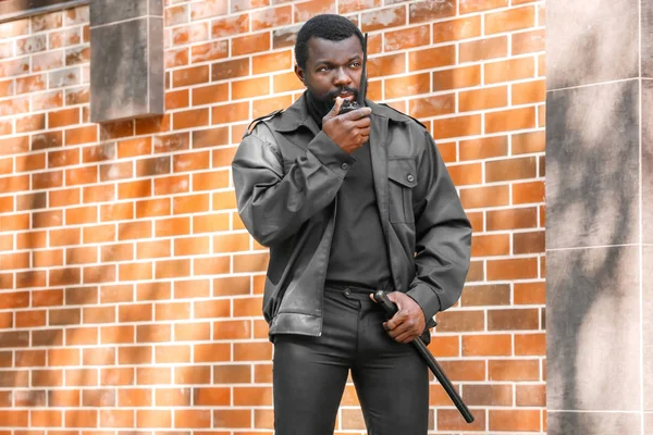 erkek güvenlik görevlisi 