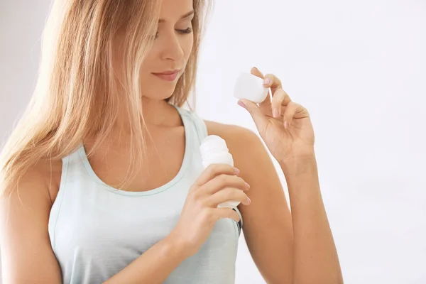 Jonge vrouw met deodorant — Stockfoto