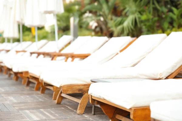 Порожні сонячні ліжка в розкішному готелі — стокове фото