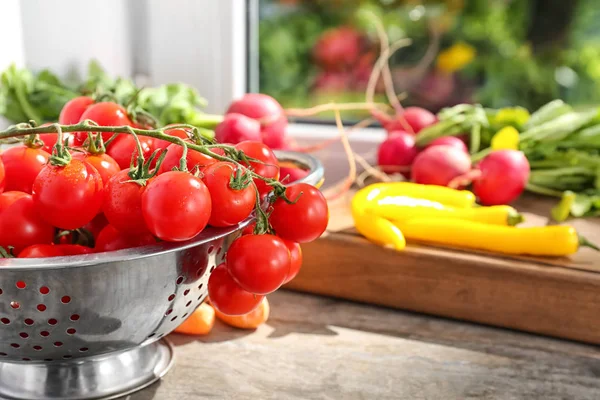 Colador con tomates cherry frescos — Foto de Stock