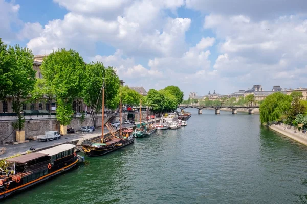 Fiume nel centro della città — Foto Stock