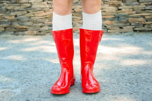 Jeune femme en bottes rouge wellington à l'extérieur — Photo