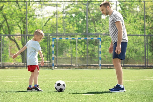 Vader en zoon spelen — Stockfoto