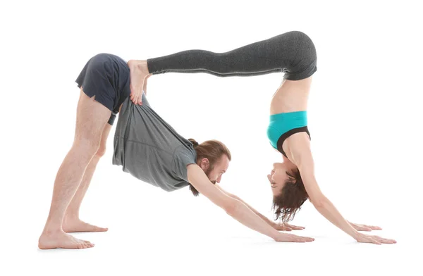 Paar beoefenen yoga — Stockfoto