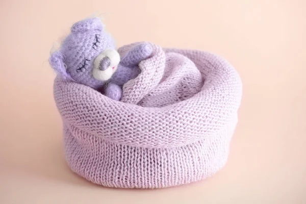 Cute handmade toy bear sleeping in knitted bag on light background — Stock Photo, Image