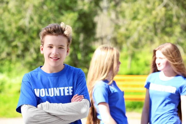 Un joven parado al aire libre. Concepto de voluntariado —  Fotos de Stock