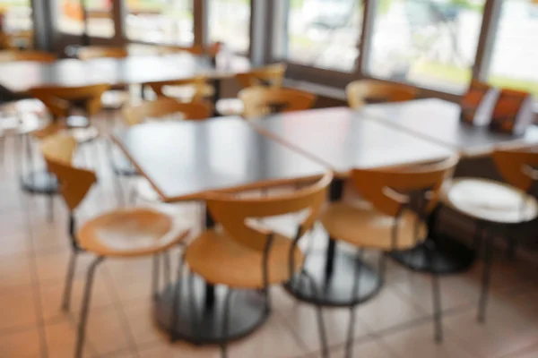 Kafeterya masa ve sandalyeler ile bulanık bakış — Stok fotoğraf