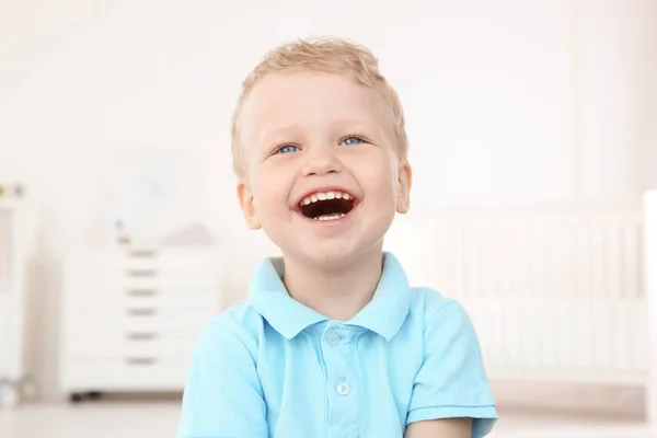 Pequeno menino rindo — Fotografia de Stock