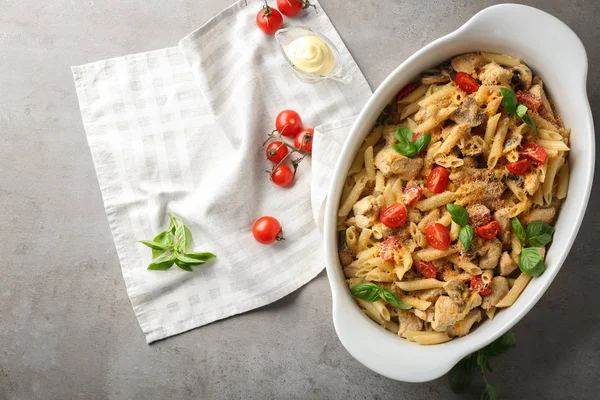 Lezzetli Türkiye lazanya ile pişirme çanağı