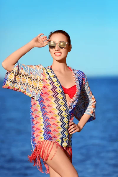 Hermosa mujer joven en ropa de playa — Foto de Stock