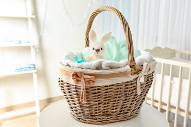 Hasır sepet odasında şirin örgü oyuncak tavşanlı