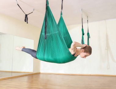 kadın sinek yoga uygulamak