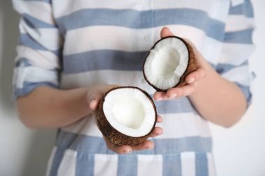 kırık Hindistan cevizi kadınla 