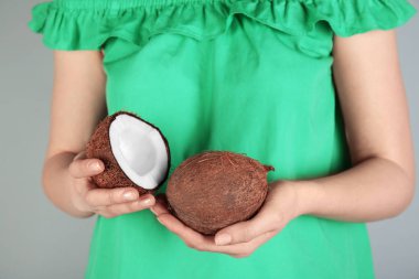 Hindistan cevizi ile genç kadın