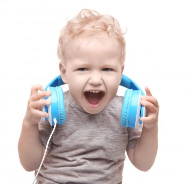 Kulaklıklar ile şirin küçük çocuk 