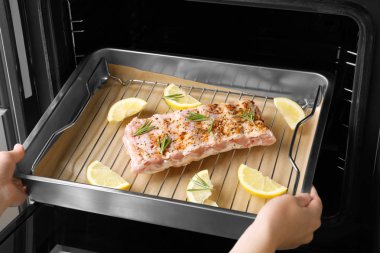 kadın koyarak fırın tepsisi