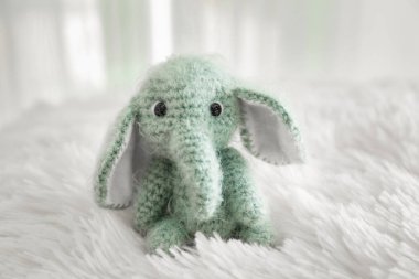 Şirin bebek oyuncak kabarık ekose üzerinde