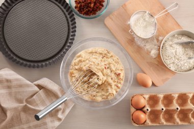 çiğ hamur ve malzemeler