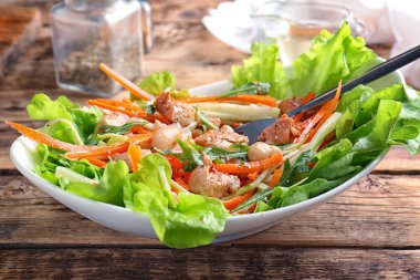 Plaka masada lezzetli havuç salatası ile