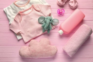 Ahşap arka plan üzerinde bebek aksesuarları ile kompozisyon