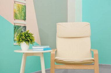 Rahat koltuk ve modern oda tabloda