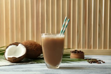 Hindistan cevizi kahve ve çörek ahşap arka plan üzerinde cam