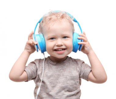 Kulaklıklar ile şirin küçük çocuk 