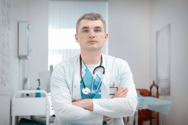 Yakışıklı genç ortopedi uzmanı office