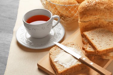 Lezzetli ekmek ve çay masada güzel kompozisyonu